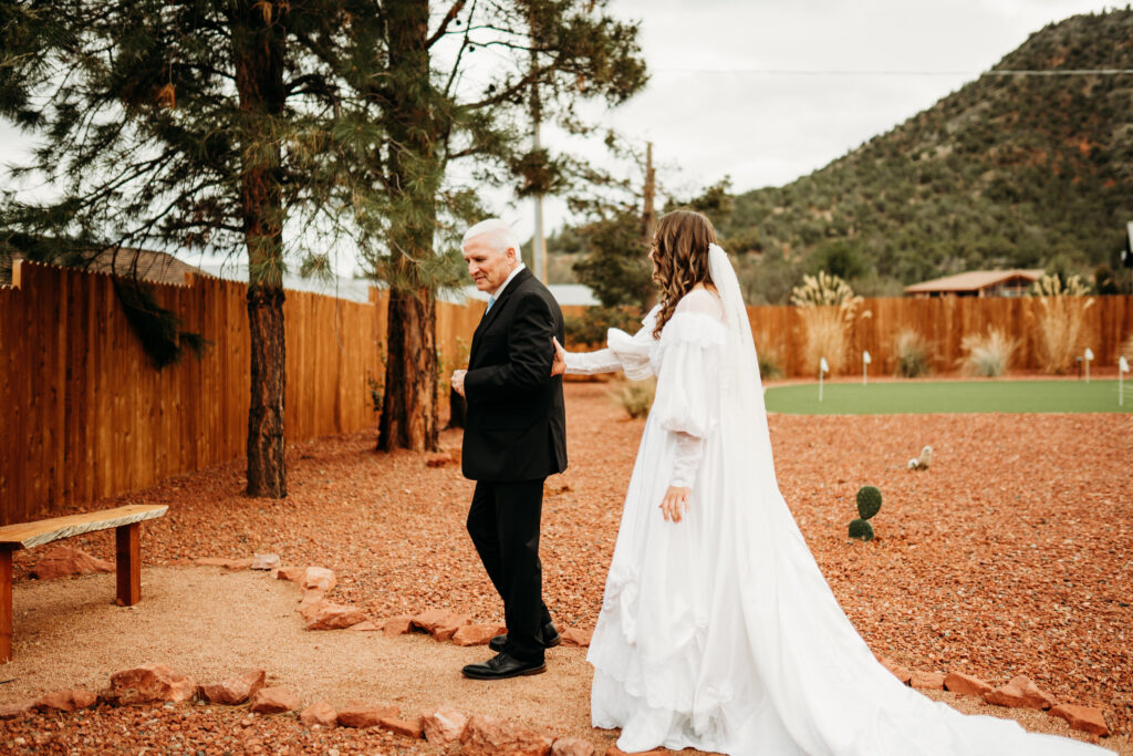 Allison + Thomas' Sedona Small Wedding was captured by Arizona-based elopement photographer, Karen Castor Photography.