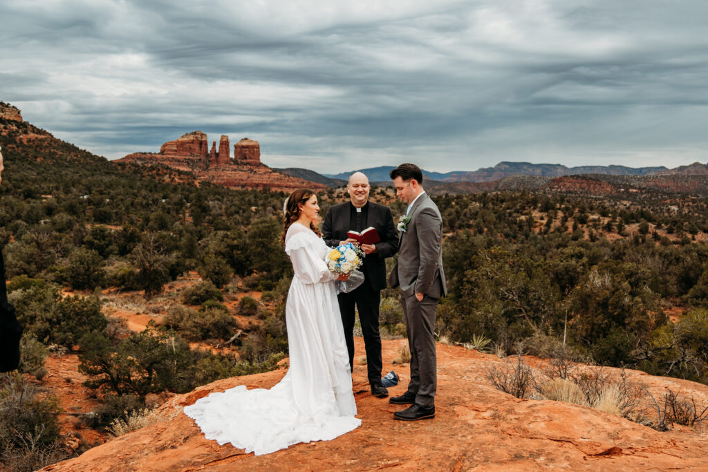 Allison + Thomas' Sedona Small Wedding was captured by Arizona-based elopement photographer, Karen Castor Photography.
