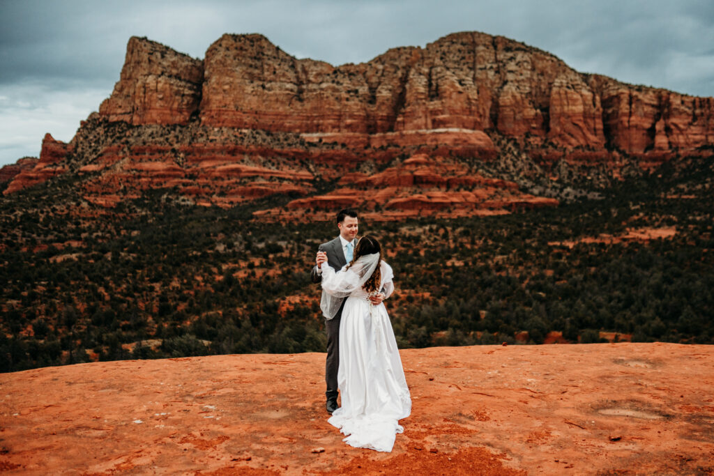 Allison + Thomas' Sedona Small Wedding was captured by Arizona-based elopement photographer, Karen Castor Photography.