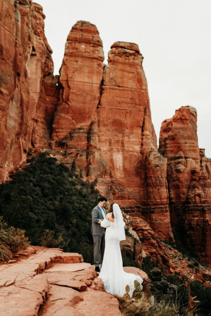 Allison + Thomas' Sedona Small Wedding was captured by Arizona-based elopement photographer, Karen Castor Photography.