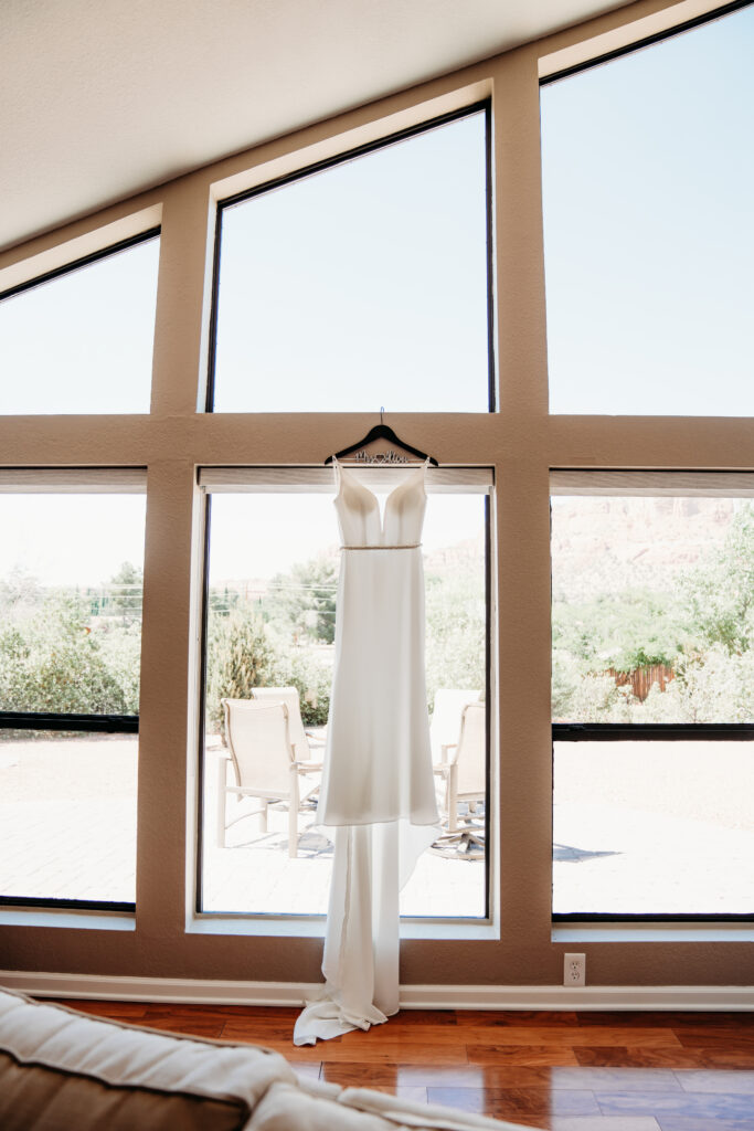 An adventurous Sedona elopement with a hike to Yavapai Vista, an intimate ceremony, and a relaxed, experience-driven timeline.