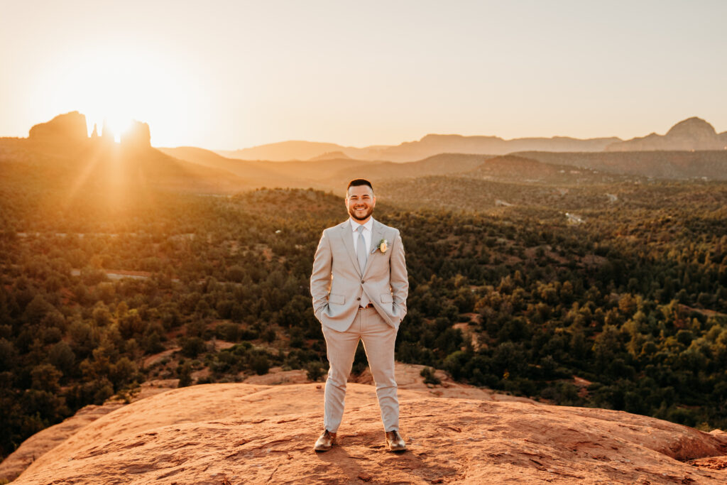 An adventurous Sedona elopement with a hike to Yavapai Vista, an intimate ceremony, and a relaxed, experience-driven timeline.