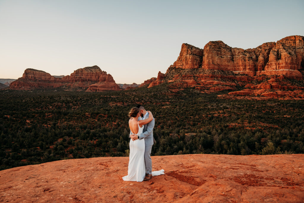 An adventurous Sedona elopement with a hike to Yavapai Vista, an intimate ceremony, and a relaxed, experience-driven timeline.