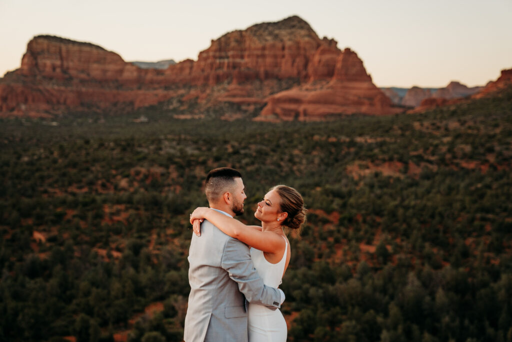 An adventurous Sedona elopement with a hike to Yavapai Vista, an intimate ceremony, and a relaxed, experience-driven timeline.