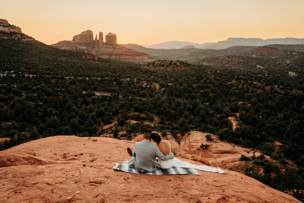 An adventurous Sedona elopement with a hike to Yavapai Vista, an intimate ceremony, and a relaxed, experience-driven timeline.
