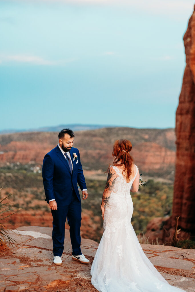 An all-day Sedona elopement designed for adventure, connection, and unforgettable desert views captured by Karen Castor Photography.