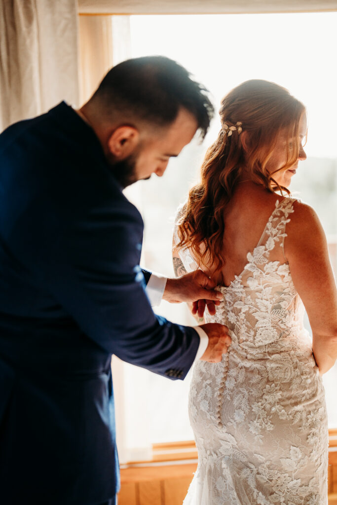 An all-day Sedona elopement designed for adventure, connection, and unforgettable desert views captured by Karen Castor Photography.